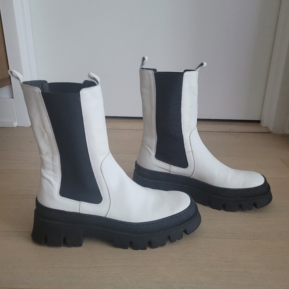 Kenneth Cole New York Women's Maple Pull On Chelsea Lug Sole Boots White, Sz 10 - Picture 5 of 10